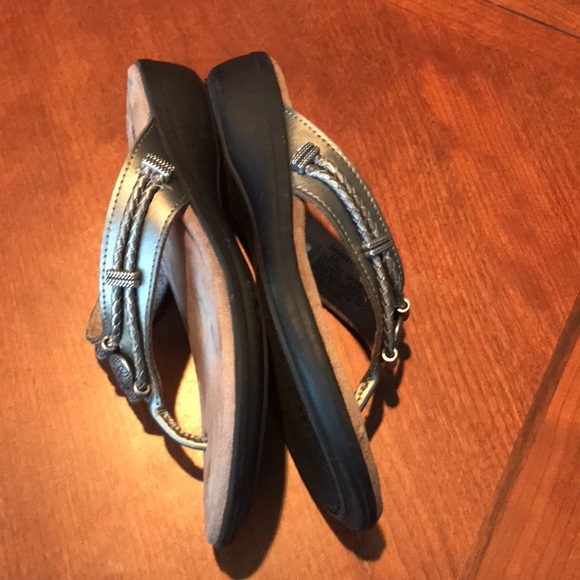 Minnetonka gray metallic leather thong sandals shoes size 6M - Picture 10 of 12